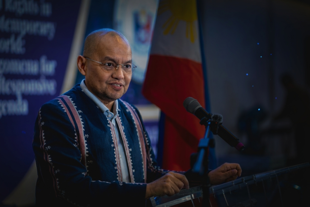 Marvic Leonen urges court personnel to report corruption in the judiciary